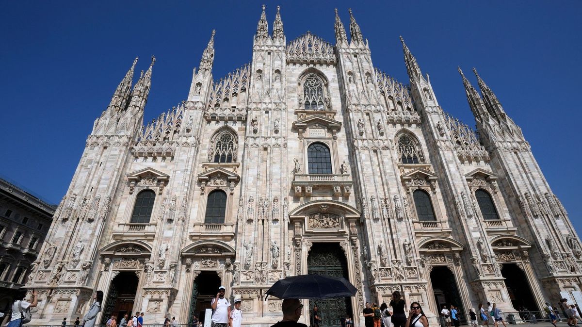 Deux touristes montent au sommet de la cathédrale de Milan sans aucune attache